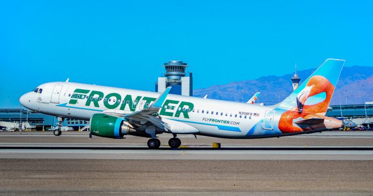 Após críticas, Frontier Airlines nega venda de assentos vazios