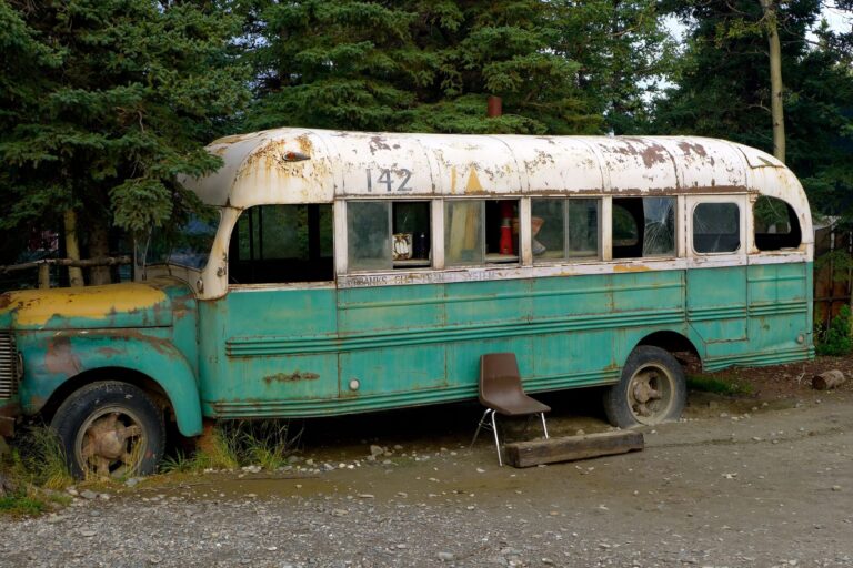 Into the Wild: ônibus famoso pelo livro e filme, é removido no Alasca