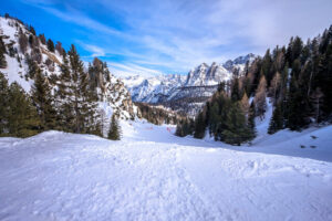 Descubra os melhores lugares para ver neve na Itália! Explore destinos incríveis, como Via Lattea, Monte Livata, Cortina D'Ampezzo e Piani di Bobbio, e aproveite ao máximo sua viagem de inverno entre dezembro e fevereiro.